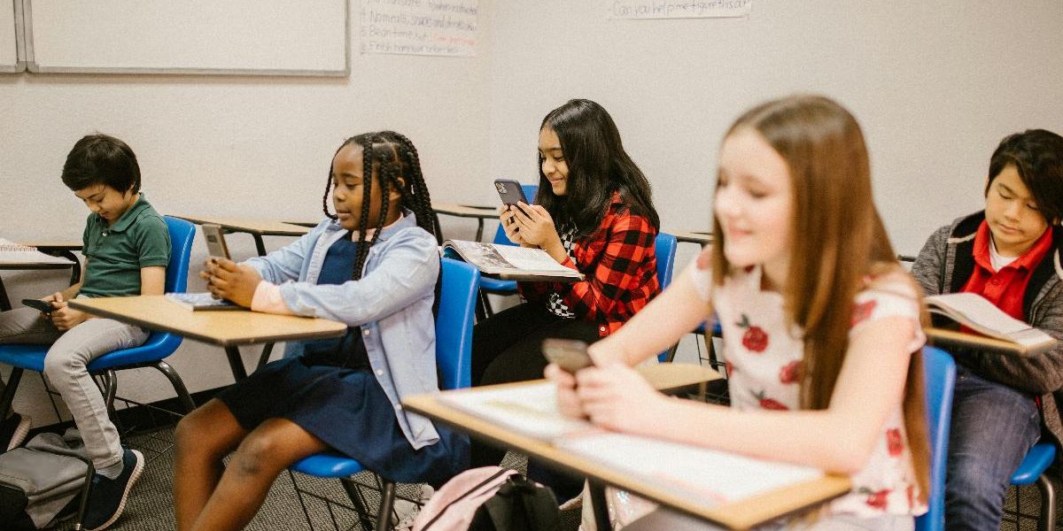 L’era dei nativi digitali: strategie per un approccio consapevole alla tecnologia nei minori