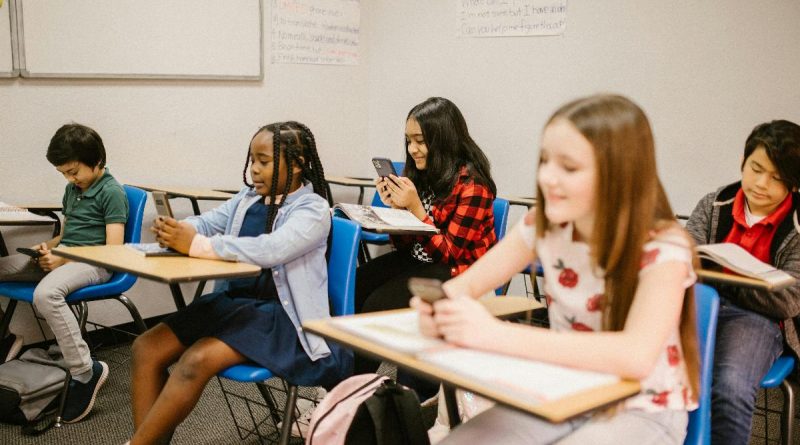 L'era dei nativi digitali: strategie per un approccio consapevole alla tecnologia nei minori 3